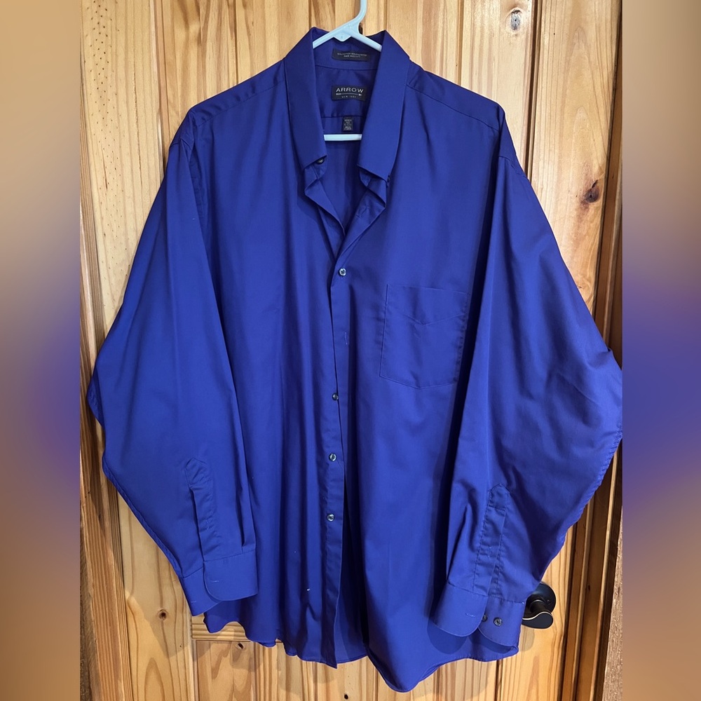 Arrow men’s button up dress shirt wrinkle free 
XL